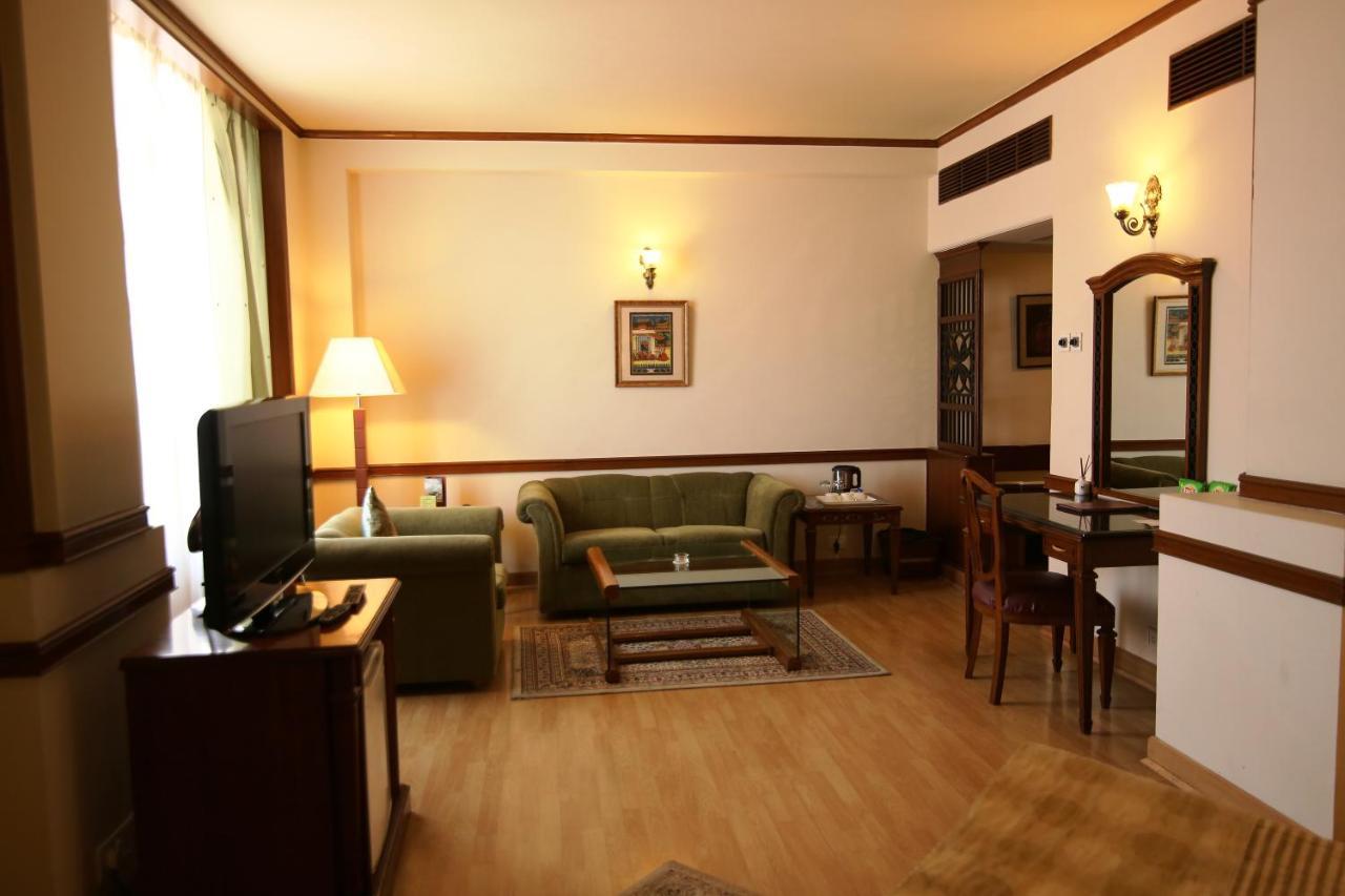 Hotel President Jalandhar Exteriör bild