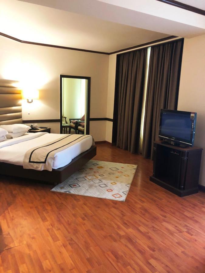 Hotel President Jalandhar Exteriör bild